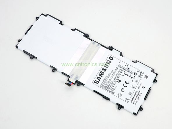 取出電池前要把周圍的帶狀電纜先拔出來，這個比較容易。Galaxy Note 10.1的電池容量為7000mAh,3.7V，預(yù)計續(xù)航時間8小時左右，重約136克，占據(jù)了整體重量的23%。不過為了減少機身厚度，電池做得很薄。