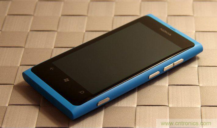 拆解諾基亞Lumia800,做工依舊精細！