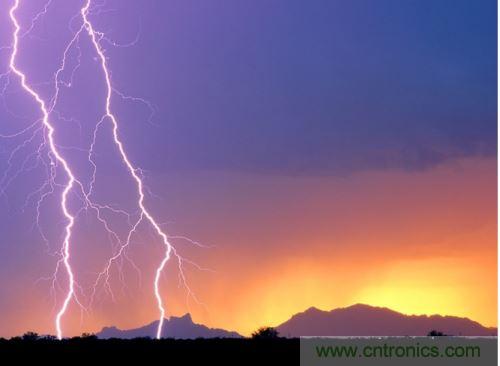 【導讀】處于空間變化的強電磁場中的物體,由于電磁感應,在其內部就會產生很高的感應電動勢,很容易造成意外。現(xiàn)在家用電器的也采取了各種相應的防護措施,特別是雷電的防護,不要以為在家里的電器就不怕雷電哦,“家里”也不安全的,所以雷天下電器防雷常識還是不可少的。 家用電器的防護,除了避免人為損壞外,諸多不可抗力因素所帶來的損壞也要采取相應的防護措施,特別是雷電的防護。雷電流在50~100微秒的時間內,從0變化到幾萬安,再由幾萬安變化到0,在其周圍空間會產生瞬變的強電磁場。處于空間變化的強電磁場中的物體,由于電磁感應,在其內部就會產生很高的感應電動勢。以前,由于它的成災概率極小,沒有引起人們的注意,但隨著微電子技術的重大進展,超大規(guī)模集成電路誕生,它的能耗小、靈敏度極高等特點,使得其容易被損壞。 在建筑物內,大量布設著各種導體線路。當建筑物遭受雷擊或其周圍發(fā)生雷擊時,雷電流將在建筑物內部空間產生瞬態(tài)磁場脈沖,這種磁場脈沖干擾上述回路后,將在回路中感應出瞬態(tài)過電壓,危及這些回路相連的設備。雖然建筑物做好了防雷措施,但建筑物不可避免的會出現(xiàn)露洞。比如大面積的門窗可以讓電磁波入侵來去自由,輸電線路引雷入室等等。甚至有些電器還是露天使用的,因此應做好電器防雷。 6 電力系統(tǒng)因其裸露而置于高空,是最易遭受雷擊的。20世紀初,在電力系統(tǒng)應用到輸電線中上時創(chuàng)造了避雷線,即接閃器是一根或兩根架設在輸電線上方的接地鋼線,也就是前面所稱的“避雷線”。由于它簡單有效,所以在房屋建筑上也推廣了這種形式的接閃器,將它安裝在房屋上容易發(fā)生雷擊的地方,起到避雷的作用。現(xiàn)在許供電線路采用地下電纜,對防雷有了很大的幫助。但高壓運輸還是必須架空明線,因此,必須使用避雷線。 人們通常用過壓保護器來保護電器。其防雷原理是:這種保護器有兩個端口,電器電源火線與零線分別各接保護器的一個端口,每個保護器另一端再接地,通過間隙擊穿達到對地放電的目的。在正常工作電壓下,避雷器間隙不會被擊穿,當過電壓沿導線傳過來危及被保護設備的過電壓時,避雷器間隙很快被擊穿,對地放電,使大量的電荷都泄入到大地,從而限制了被保護設備的輸入電壓,起到了保護設備的作用。過電壓過去以后,間隙能迅速恢復,使電器正常工作。一些高檔的電器自帶保護器,但是還有許多的電器沒有這一裝置。因此,應在入戶電線接上保護器。在雷暴天氣時,如果沒有特別的用電要求,最好將入戶總閘關閉。 微電子技術的發(fā)展,用電器大量使用集成電路。雷電發(fā)生時的電磁效應是集成電路的克星。而現(xiàn)在使用集成電路最多的莫過于計算機了,為了防止電磁感應對其的破壞,計算機的主機外殼一般由金屬制成。利用金屬的靜電屏蔽和對電磁波的趨膚效應,對防止感應雷有很好的效果。