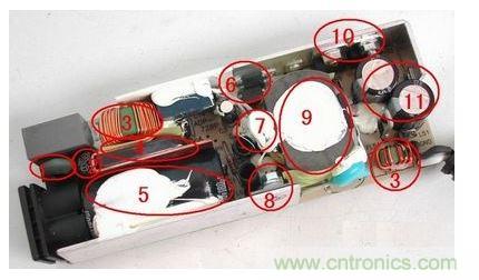 電源適配器的構(gòu)造 6 1. 壓敏電阻,其功能是當(dāng)外界電壓過(guò)高時(shí),壓敏電阻阻值迅速變得很小,與壓敏電阻串聯(lián)的保險(xiǎn)絲被熔斷,從而保護(hù)其他電路不被燒壞。 2. 保險(xiǎn)絲,規(guī)格為2.5A/250V,當(dāng)電路中的電流過(guò)大時(shí),保險(xiǎn)絲會(huì)熔斷以保護(hù)其他元件。 3. 電感線圈(又稱扼流圈),主要功能是降低電磁干擾。 4. 整流橋,規(guī)格為D3SB,作用是把220V交流電變?yōu)橹绷麟姟? 5. 濾波電容,規(guī)格為180μF/400V,作用是濾除直流電中的交流紋波,使電路工作更可靠。 6. 運(yùn)放IC(集成電路),保護(hù)電路、電壓調(diào)節(jié)的重要組成部分。 7. 溫度探頭,用于探測(cè)電源適配器的內(nèi)部溫度,當(dāng)溫度高于某一設(shè)定值時(shí)(不同品牌的電源適配器,其設(shè)定的溫度閥值略有不同),保護(hù)電路會(huì)切斷適配器的電壓輸出,從而保護(hù)適配器不受損壞。 8. 大功率開(kāi)關(guān)管,是開(kāi)關(guān)電源中的核心元件之一,開(kāi)關(guān)電源能“一開(kāi)一關(guān)”地工作,開(kāi)關(guān)管功不可沒(méi)。 9. 開(kāi)關(guān)變壓器,開(kāi)關(guān)電源中的核心元件之一。 10. 次級(jí)整流管,功能是把低壓交流電變?yōu)榈蛪褐绷麟姟T贗BM的電源適配器中,整流管往往是由兩個(gè)大功率并聯(lián)工作的,以獲得較大的電流輸出。 11. 次級(jí)濾波電容,規(guī)格為820μF/ 25V,共有兩個(gè),起濾除低壓直流電中的紋波的作用。 除上述元件外,電路板上還有可調(diào)電位器及其他阻容元件。