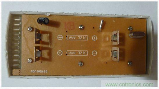 圖4：移開(kāi)電池后的PCB同一面。