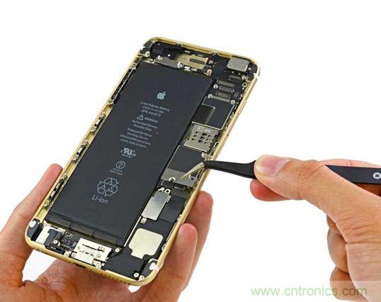 與iPhone 5S相比,電池尺寸更大,電池效率提高了16%。整部手機看起來就像一件藝術(shù)品,但看不到太多的內(nèi)部構(gòu)造。(來源:iFixit)