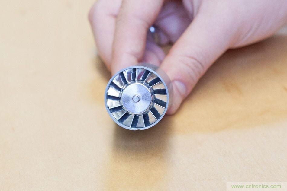 拆解戴森吹風機：近三千元的價格貴在哪？