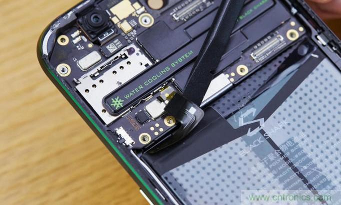 拆解黑鯊手機：多級直觸一體式液冷系統有什么門道？